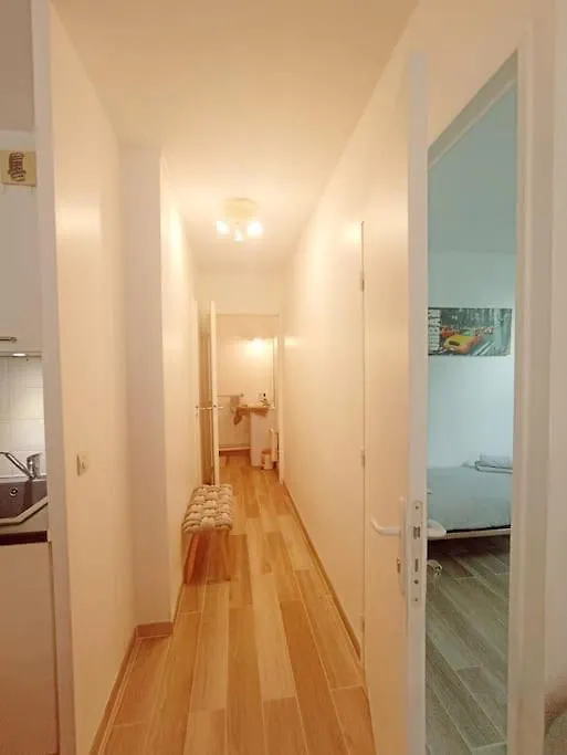 Bel Appartement F2 Avec Terrasse Paris France