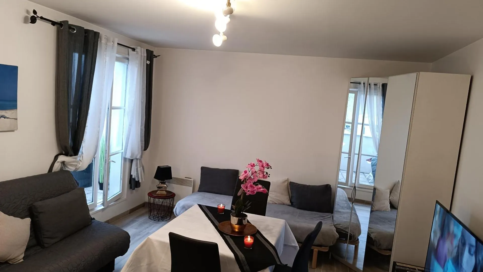 Bel Appartement F2 Avec Terrasse Paris France
